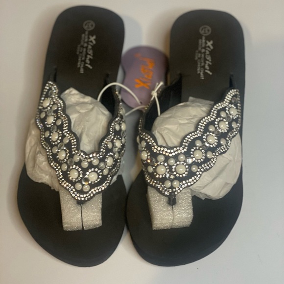 BNWT‎ HXiaohei Sparkle Black and White Women's Fit Flop Style Sandals size 39 - Picture 1 of 4